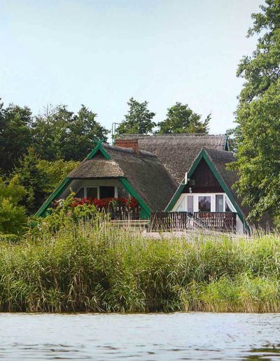 Die Ansicht der Ferienwohnungen vom Barther Strom über das Schilf