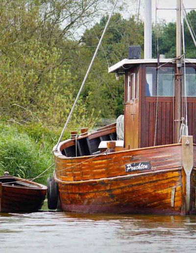 Fischkutter an Nachbars Hafen vom Wasser des Barther Stroms aus