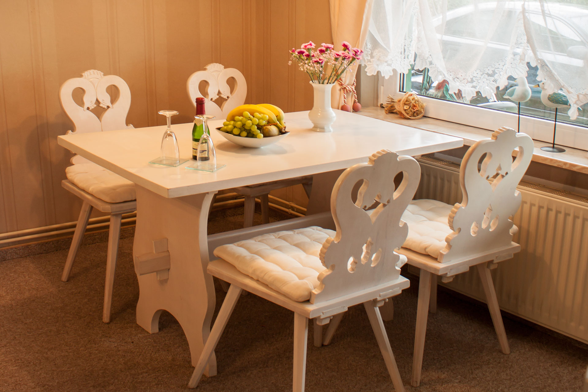 Der Essbereich der Ferienwohnung Schilfrauschen mit hübschen maritimen Holzmöbeln