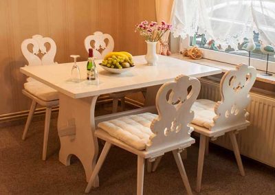 Essbereich der Ferienwohnung Schilfrauschen mit hellem Fensterplatz