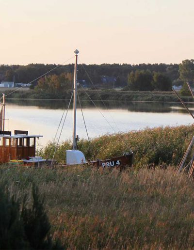 Blick vom Balkon der Ferienwohnung Hafenblick auf des Nachbars kleinen Fischerhafen