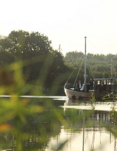 Fischerboot auf dem Barther Strom in ruhiger Boddenlandschaft in der Nachbarschaft der Ferienwohnungen