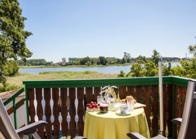 Frühstück auf der Balkonterasse mit Blick auf den Barther Strom.