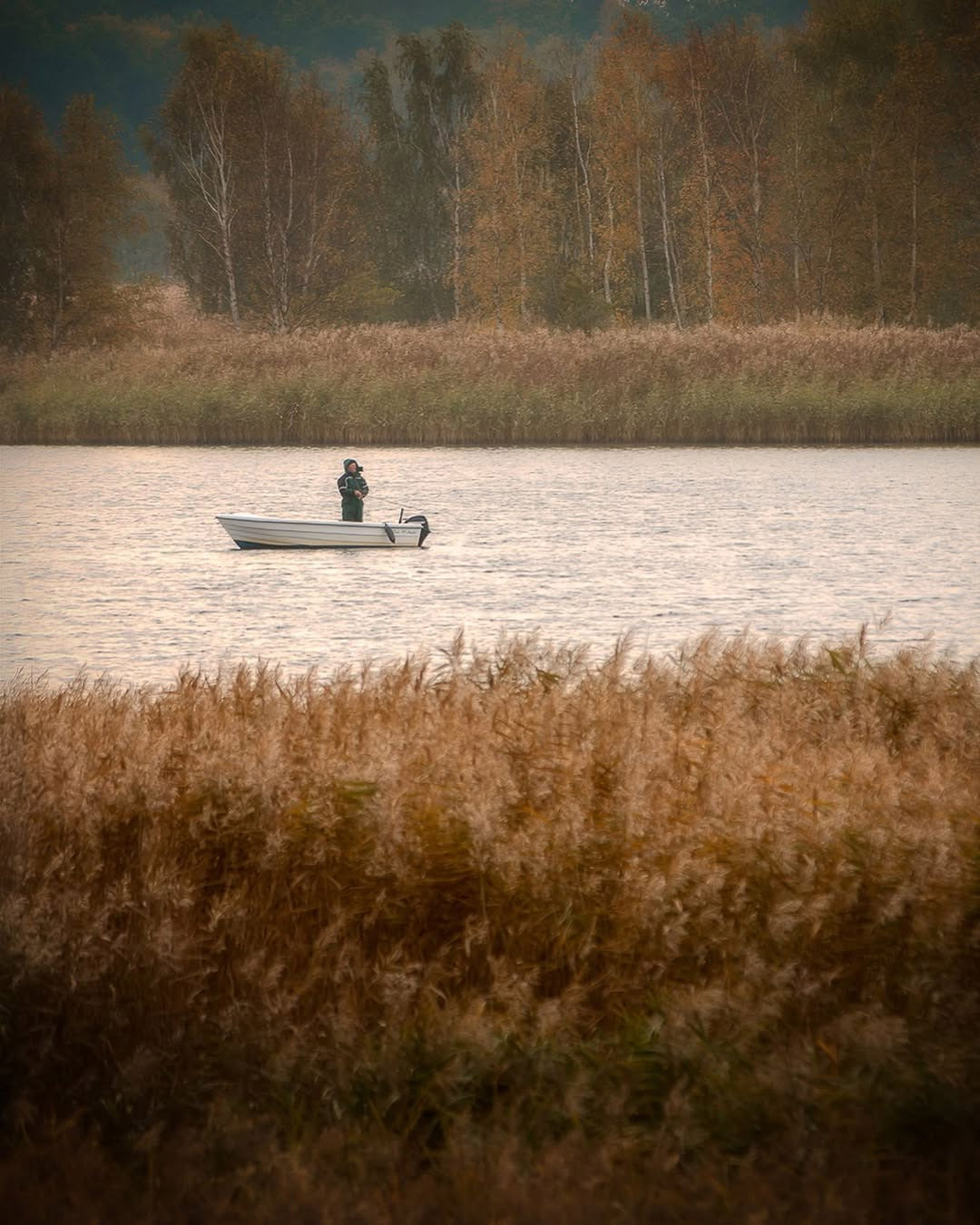 Angler im Boot auf dem Barthestrom