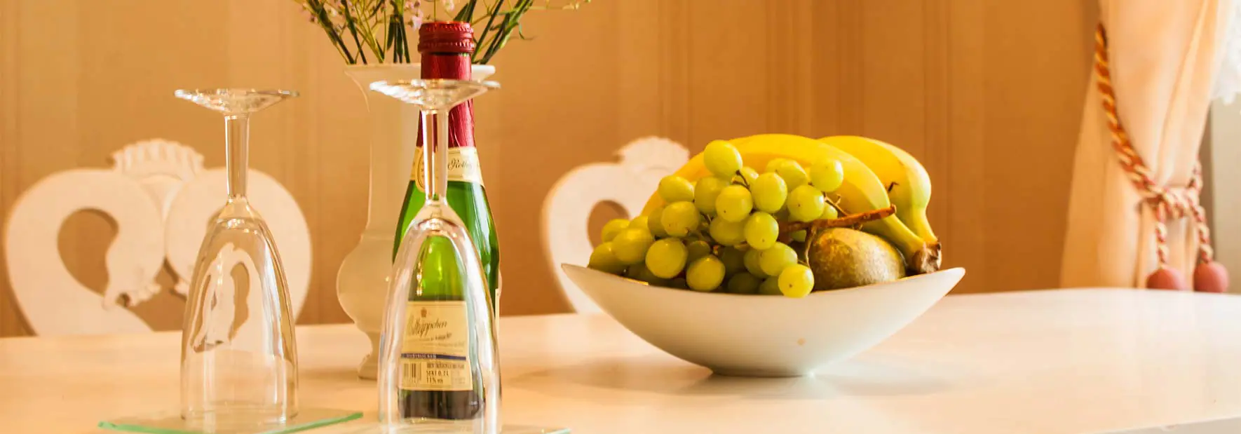 Willkommensgruß für die Gäste im Essbereich der Ferienwohnung Schilfrauschen am Barther Strom