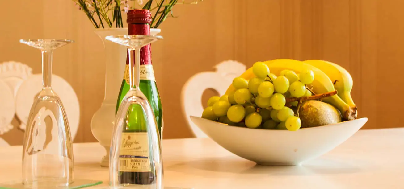 Willkommensgruß für die Gäste im Essbereich der Ferienwohnung Schilfrauschen am Barther Strom