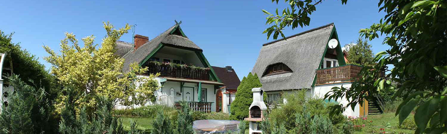 Ferienwohnungen Hafenblick und Schilfrauschen auf dem Wassergrundstück in Pruchten am Barther Strom im Sonnenschein