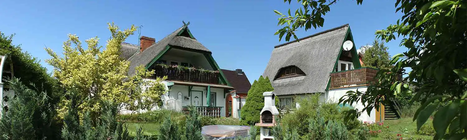 Ansicht der Ferienwohnungen Hafenblick und Schilfrauschen auf dem großen Wassergrundstück am Barther Strom in Pruchten