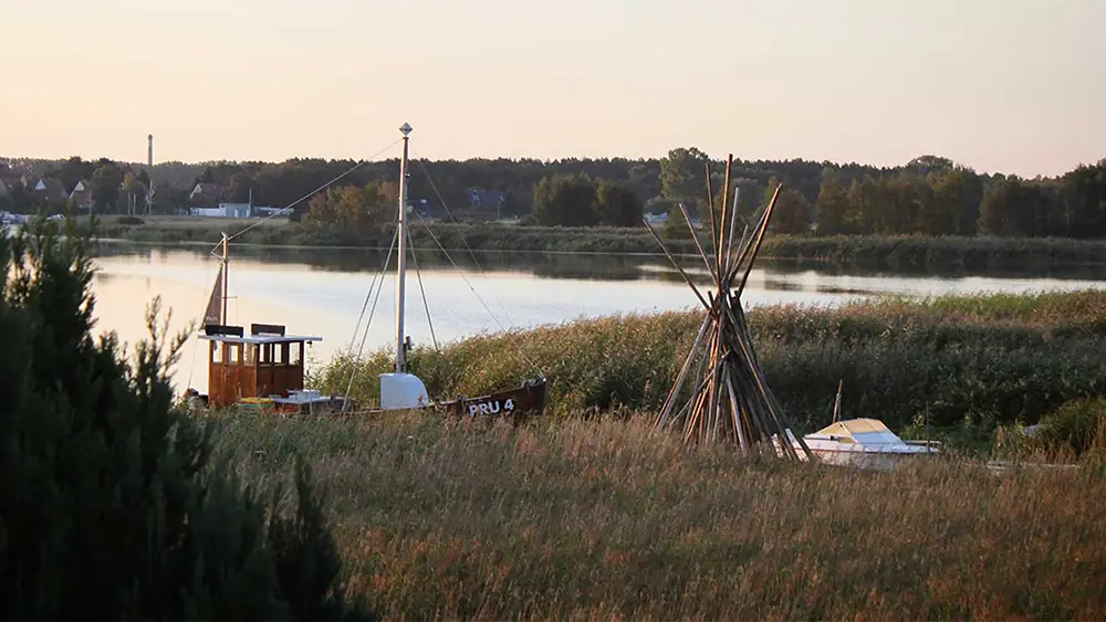 Fischkutter in Nachbars Hafen. Aus dem gleichen Holz geschnitzt.