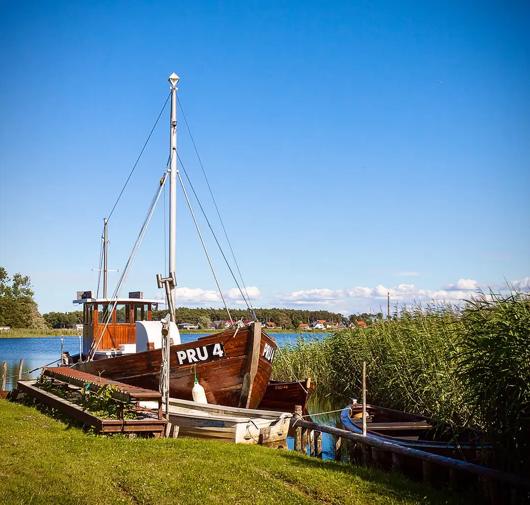 nachbars historischer fischkutter Des Fischers Gerät, Kutter und Beiboote.